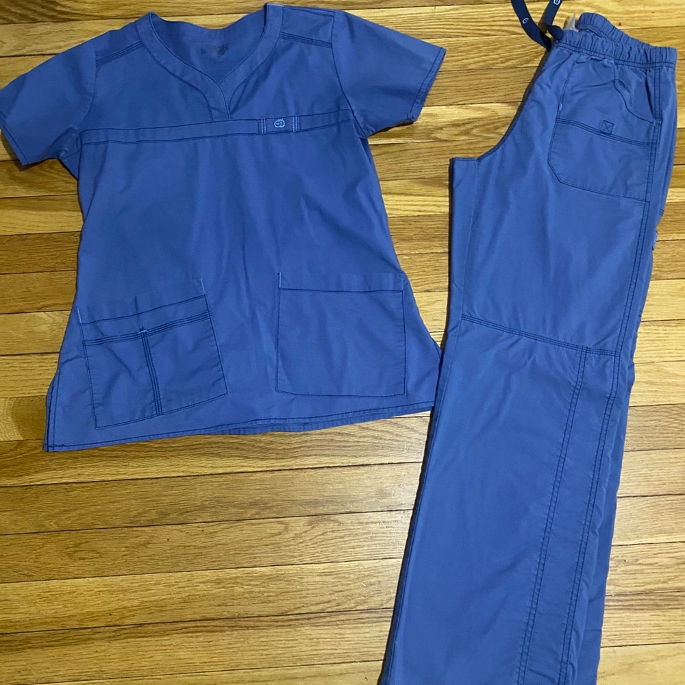 Women’s wonder wink scrubs small top and bottoms